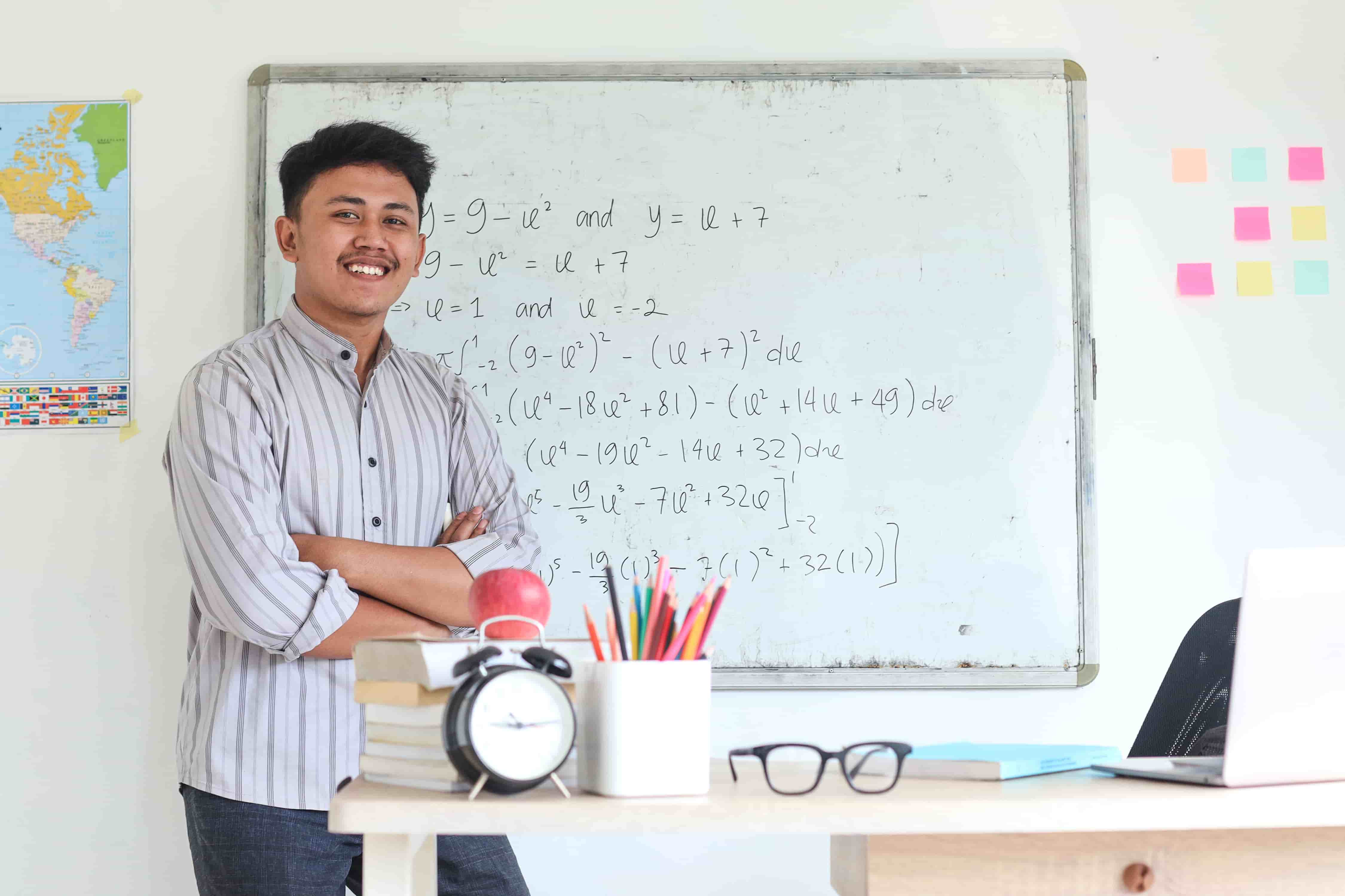 전임 강사와 파트타임 강사, 학원 운영자가 고려해야 할 근무 조건 차이점